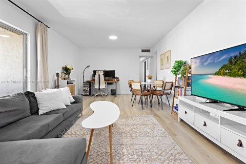 Condo in Miami, Florida, 1 bedroom  № 1980923 - photo 11