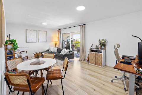 Condo in Miami, Florida, 1 bedroom  № 1980923 - photo 5