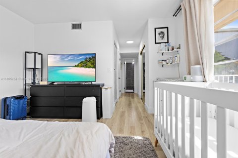 Condo in Miami, Florida, 1 bedroom  № 1980923 - photo 14