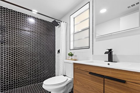 Condo in Miami, Florida, 1 bedroom  № 1980923 - photo 15