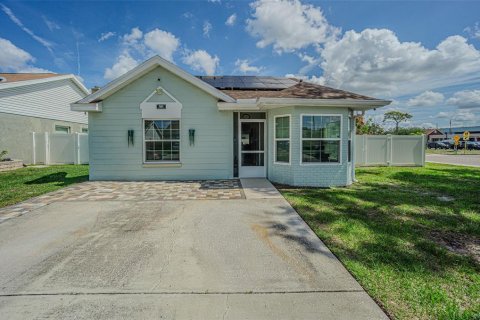 House in Tampa, Florida 3 bedrooms, 123.56 sq.m. № 2102742