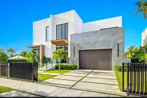 House in North Miami, Florida 6 bedrooms, 412.58 sq.m. № 2081272 - photo 2