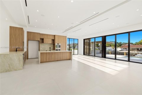 House in North Miami, Florida 6 bedrooms, 412.58 sq.m. № 2081272 - photo 4