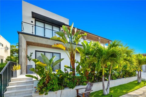 House in North Miami, Florida 6 bedrooms, 412.58 sq.m. № 2081272 - photo 3