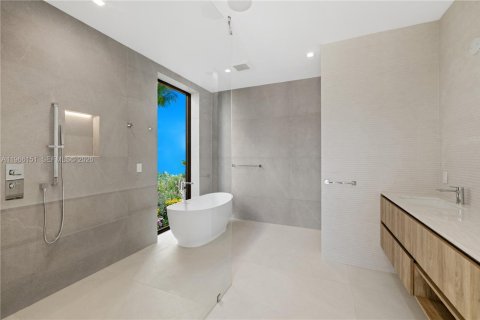 House in North Miami, Florida 6 bedrooms, 412.58 sq.m. № 2081272 - photo 12