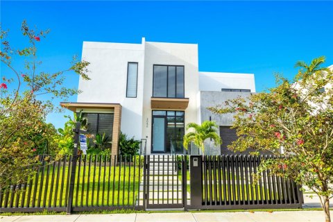 House in North Miami, Florida 6 bedrooms, 412.58 sq.m. № 2081272