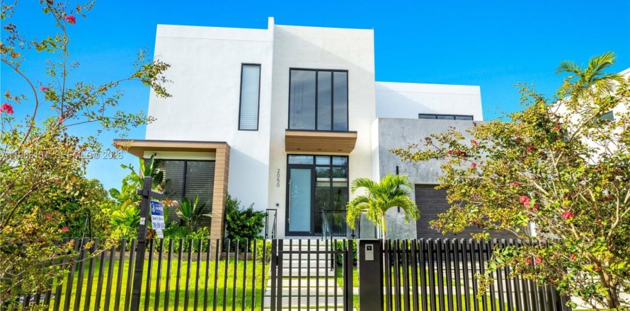House in North Miami, Florida 6 bedrooms, 412.58 sq.m. № 2081272