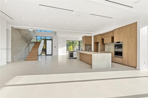 House in North Miami, Florida 6 bedrooms, 412.58 sq.m. № 2081272 - photo 7