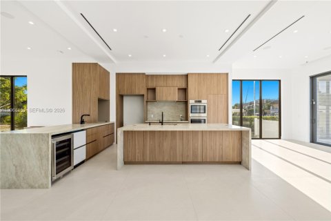 House in North Miami, Florida 6 bedrooms, 412.58 sq.m. № 2081272 - photo 5