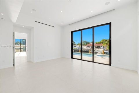 House in North Miami, Florida 6 bedrooms, 412.58 sq.m. № 2081272 - photo 8