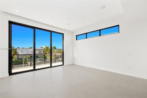 House in North Miami, Florida 6 bedrooms, 412.58 sq.m. № 2081272 - photo 9