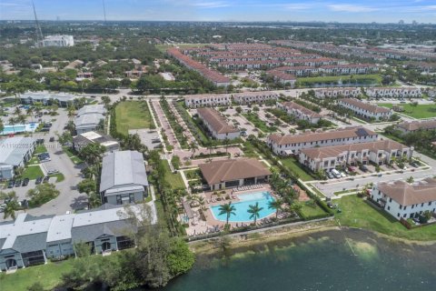 Townhouse in Miami, Florida 3 bedrooms, 122.63 sq.m. № 1952991 - photo 10