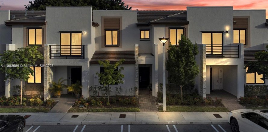 Townhouse in Miami, Florida 3 bedrooms, 122.63 sq.m. № 1952991