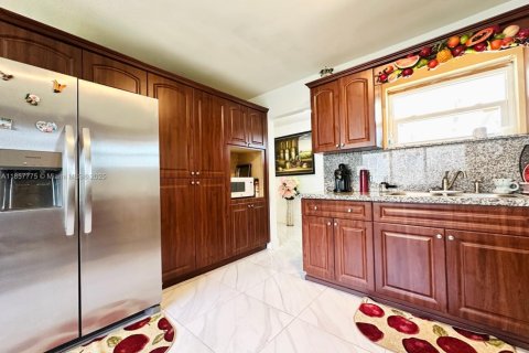 Villa ou maison à vendre à Miami, Floride: 5 chambres, 169.08 m2 № 1881919 - photo 14