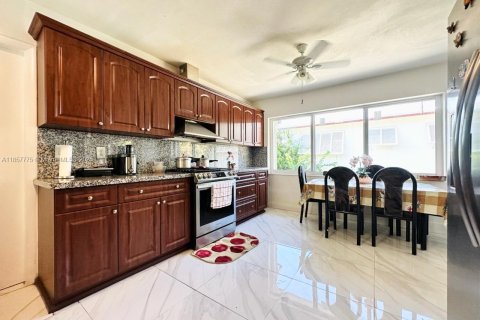 Villa ou maison à vendre à Miami, Floride: 5 chambres, 169.08 m2 № 1881919 - photo 15