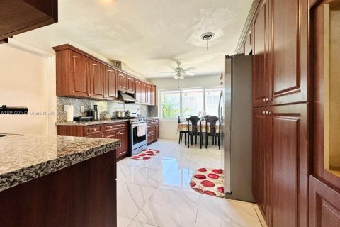 Villa ou maison à vendre à Miami, Floride: 5 chambres, 169.08 m2 № 1881919 - photo 13