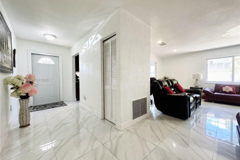 Villa ou maison à vendre à Miami, Floride: 5 chambres, 169.08 m2 № 1881919 - photo 7