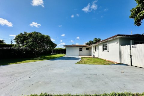 Villa ou maison à vendre à Miami, Floride: 5 chambres, 169.08 m2 № 1881919 - photo 4