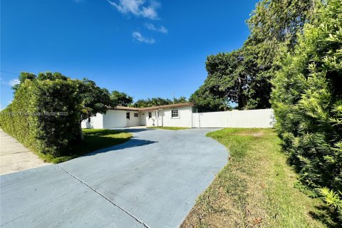 Villa ou maison à vendre à Miami, Floride: 5 chambres, 169.08 m2 № 1881919 - photo 28