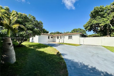 Villa ou maison à vendre à Miami, Floride: 5 chambres, 169.08 m2 № 1881919 - photo 1