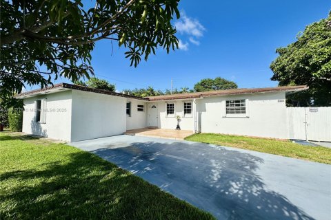 Villa ou maison à vendre à Miami, Floride: 5 chambres, 169.08 m2 № 1881919 - photo 3