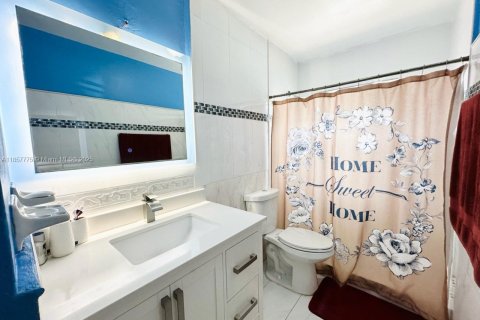 Villa ou maison à vendre à Miami, Floride: 5 chambres, 169.08 m2 № 1881919 - photo 19