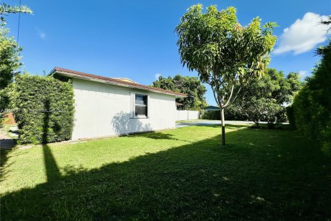Villa ou maison à vendre à Miami, Floride: 5 chambres, 169.08 m2 № 1881919 - photo 2