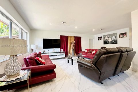 Villa ou maison à vendre à Miami, Floride: 5 chambres, 169.08 m2 № 1881919 - photo 11