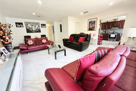 Villa ou maison à vendre à Miami, Floride: 5 chambres, 169.08 m2 № 1881919 - photo 10