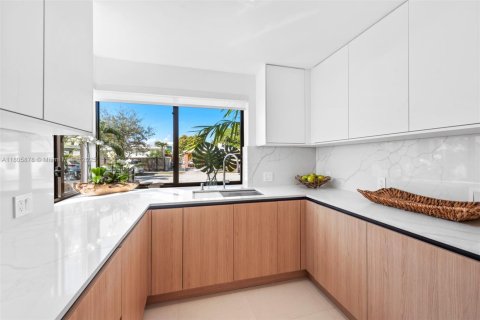 Villa ou maison à louer à Miami, Floride: 4 chambres, 236.62 m2 № 1748235 - photo 11