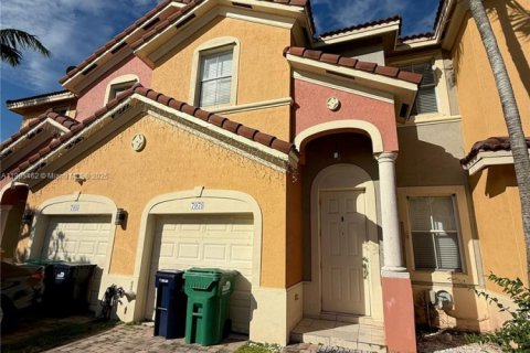 Adosado en Miami, Florida 4 dormitorios, 169.64 m2 № 2012593