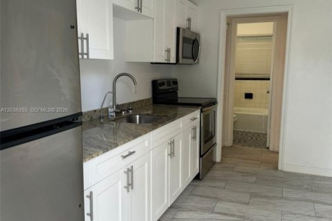 Immobilier commercial à vendre à Hollywood, Floride: 69.12 m2 № 2084287 - photo 1