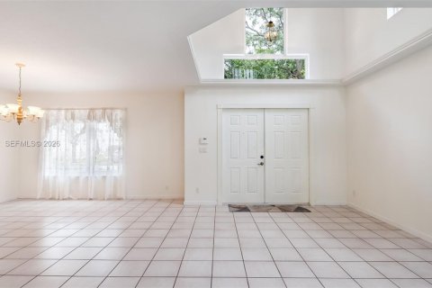 House in Cooper City, Florida 3 bedrooms, 195.84 sq.m. № 2088116 - photo 2