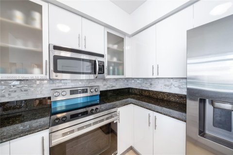 Снять в аренду кондоминиум в Норт-Бей-Виллидж, Флорида 2 спальни, 113.62м2, № 1963037 - фото 4