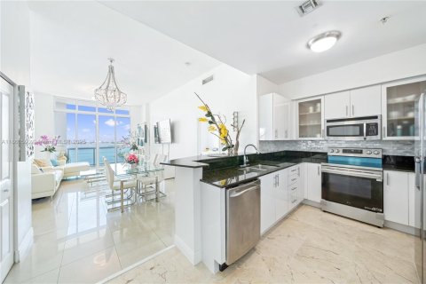 Снять в аренду кондоминиум в Норт-Бей-Виллидж, Флорида 2 спальни, 113.62м2, № 1963037 - фото 2