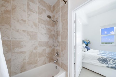 Снять в аренду кондоминиум в Норт-Бей-Виллидж, Флорида 2 спальни, 113.62м2, № 1963037 - фото 20