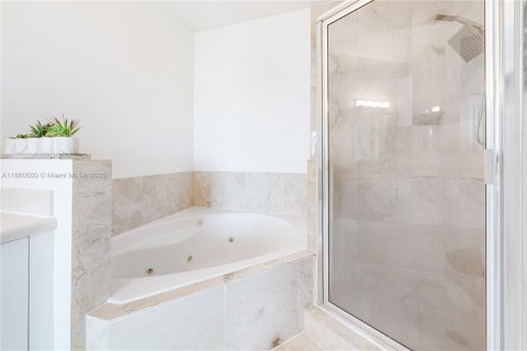 Снять в аренду кондоминиум в Норт-Бей-Виллидж, Флорида 2 спальни, 113.62м2, № 1963037 - фото 16