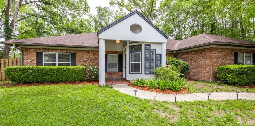House in Gainesville, Florida 4 bedrooms, 221.29 sq.m. № 1785527