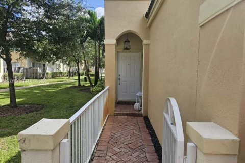 Снять в аренду таунхаус в Дорал, Флорида 3 спальни, 173.08м2, № 1992746 - фото 2