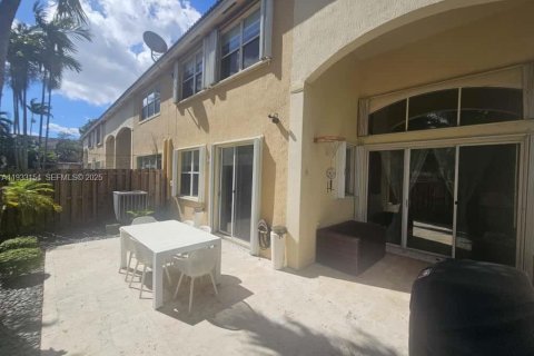 Снять в аренду таунхаус в Дорал, Флорида 3 спальни, 173.08м2, № 1992746 - фото 26