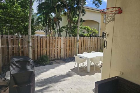 Снять в аренду таунхаус в Дорал, Флорида 3 спальни, 173.08м2, № 1992746 - фото 25