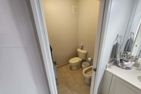 Снять в аренду таунхаус в Дорал, Флорида 3 спальни, 173.08м2, № 1992746 - фото 14