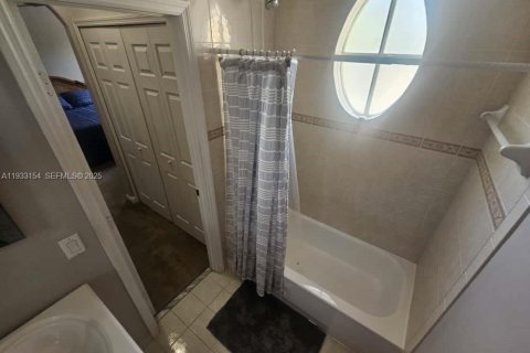 Снять в аренду таунхаус в Дорал, Флорида 3 спальни, 173.08м2, № 1992746 - фото 20