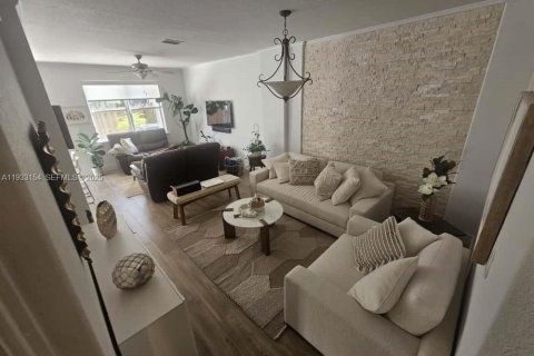 Снять в аренду таунхаус в Дорал, Флорида 3 спальни, 173.08м2, № 1992746 - фото 5