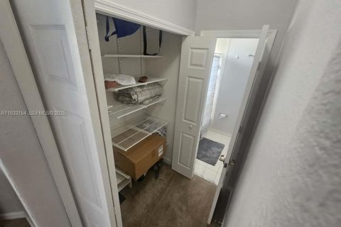 Снять в аренду таунхаус в Дорал, Флорида 3 спальни, 173.08м2, № 1992746 - фото 22