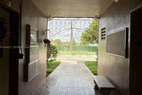 Condo in Miami, Florida, 1 bedroom  № 2010144 - photo 22