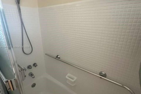 Condo in Miami, Florida, 1 bedroom  № 2010144 - photo 16