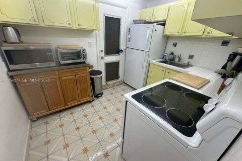 Condo in Miami, Florida, 1 bedroom  № 2010144 - photo 5