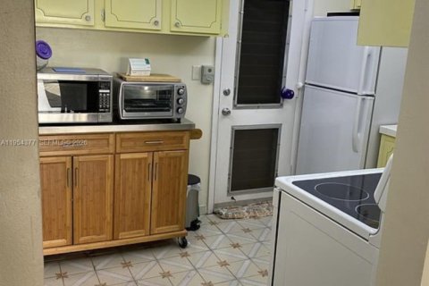 Condo in Miami, Florida, 1 bedroom  № 2010144 - photo 6