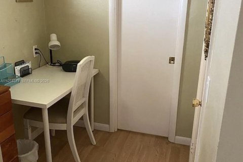 Condo in Miami, Florida, 1 bedroom  № 2010144 - photo 14